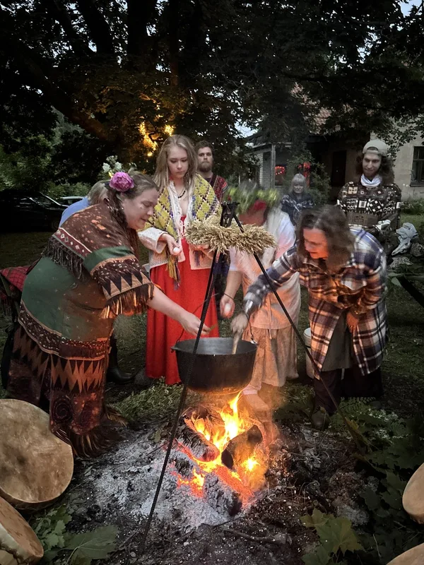 Sierā krīt zosu un vistu olas, pēcāk katrs dalībnieks pievienos savu pļavā atrasto spēka zālīti