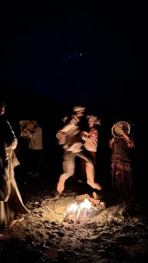 Lēciens pāri ugunskuram un jūrā iekšā!