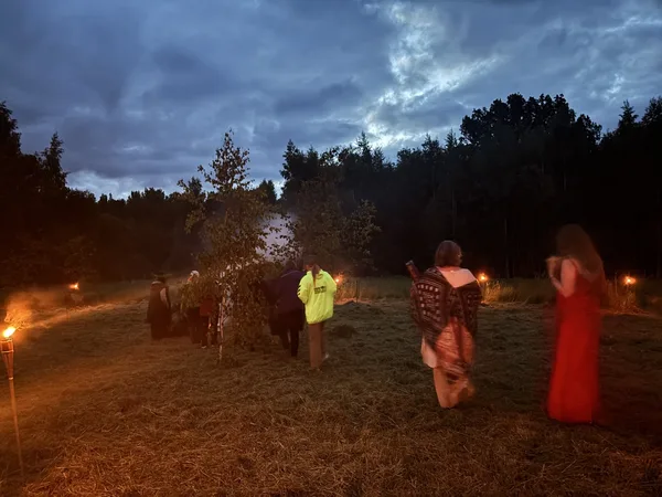 Lielais pļavas rituāls. Tajā mēs iegriežam jauno pasauli, kas šorīt mostas un uzplaukst mūsu dzīvēs!