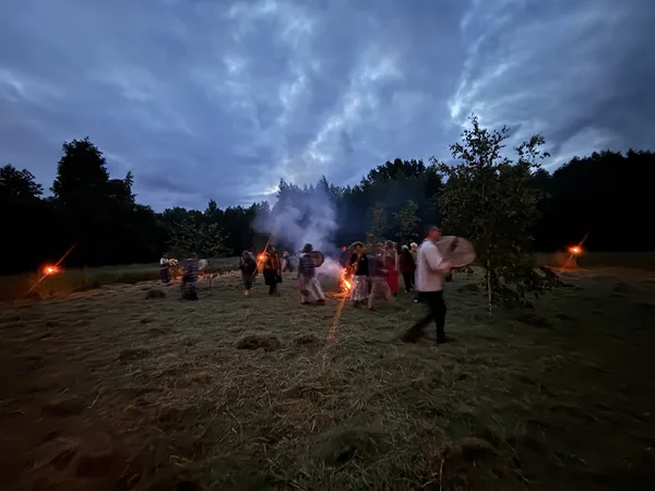Caur
 3-vienību, trejādību, trim vārtiem, kuros katrs var ielikt ko savu, un 
visi kopā to iekustina un ievibrē ar saviem skaņu rīkiem.Kamēr katram ir sava viet atrasta - un tā tiešām atradās!