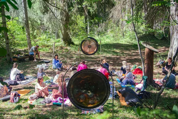 Būt
 starp zemes un debess skaņām taču ir tik dabiski - mēs te esam visu 
mūžu! Tikai jāatnāk kādam, kas to ieskandina, un tad mēs sadzirdam.